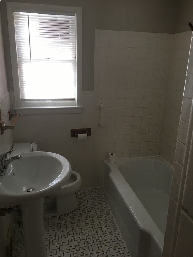 Building Photo - Charming North Syracuse cape 4 bed