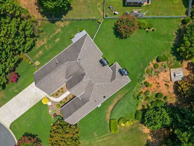 Foto del edificio - 1115 Burlington Ct