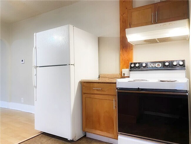 Foto del edificio - Charming 2-Bedroom Home with Hardwood Floors & Great Location Near Des Moines