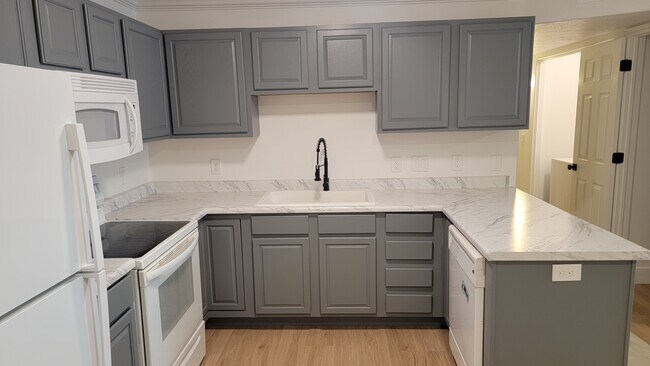 Building Photo - 591 N University Ave