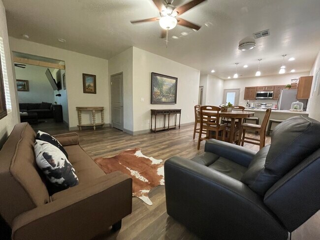 Building Photo - 703 Santa Fe Trl E