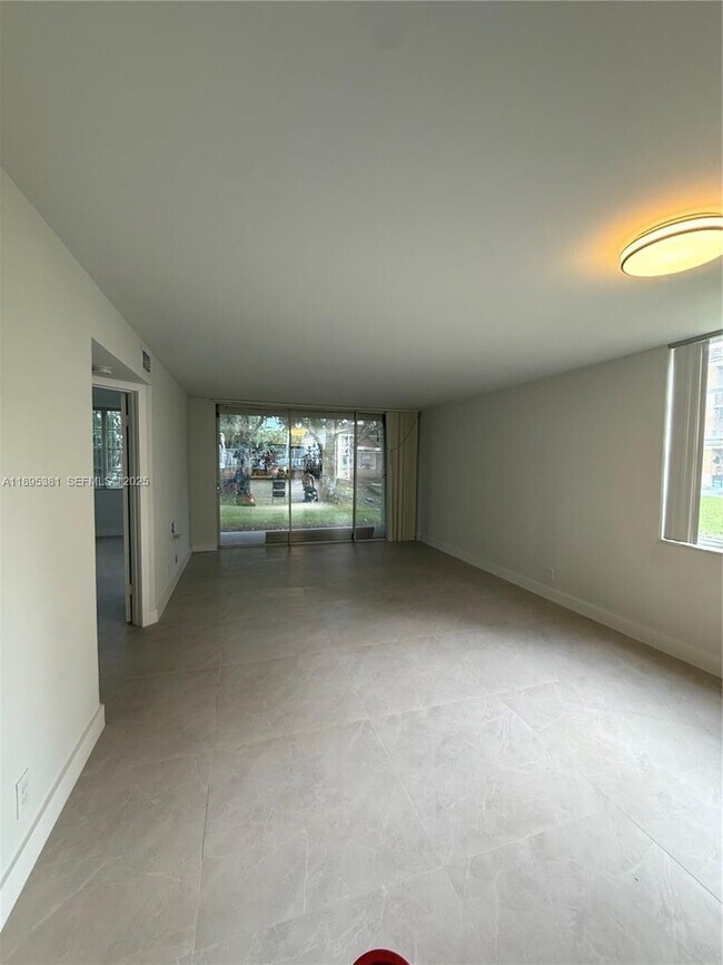 Foto del edificio - 8318 NW 24th St