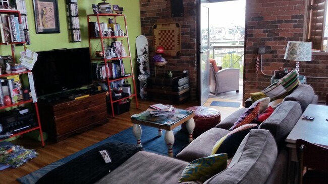 Amplia sala de estar - 2261 Blake Street