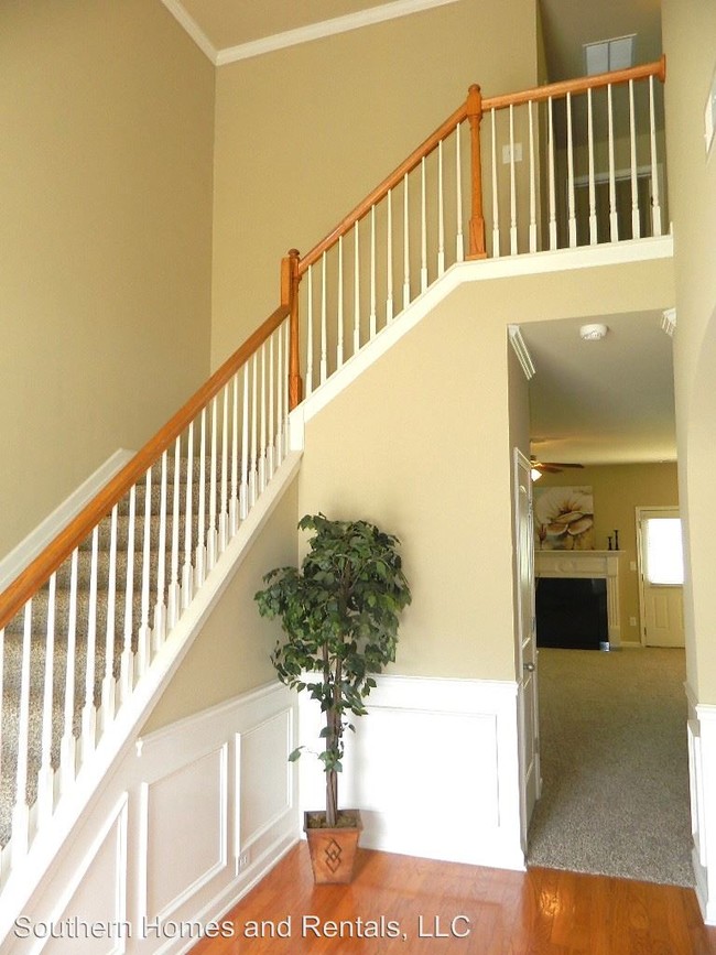 Building Photo - 489 Lory Ln