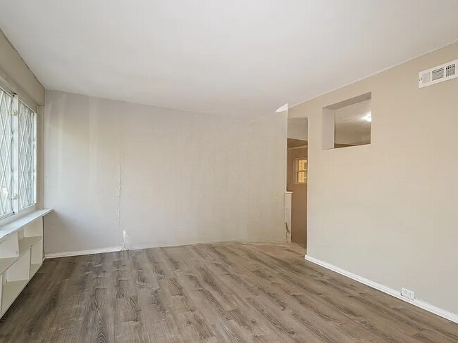 Foto del edificio - 24 St Laurence Dr