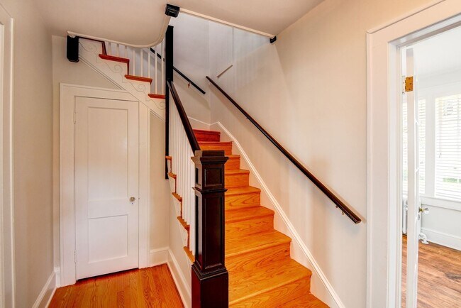 Building Photo - 3 Bed 2 Bath - Silver Spring Tudor - 1 Mil...