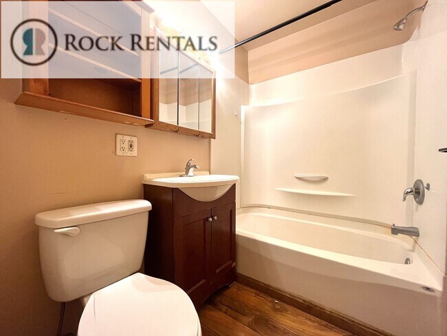 Foto del edificio - 2 Bed 1 Bath in Quiet Neighborhood