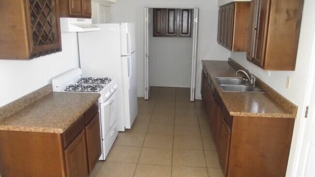 Building Photo - Northeast El Paso 3 bed with Refrig A/C