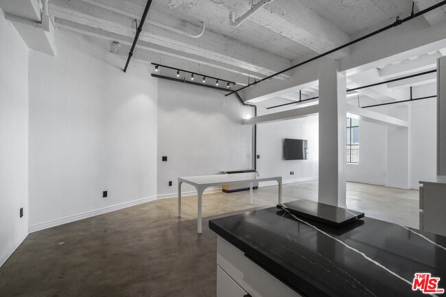 Building Photo - 312 W 5th St