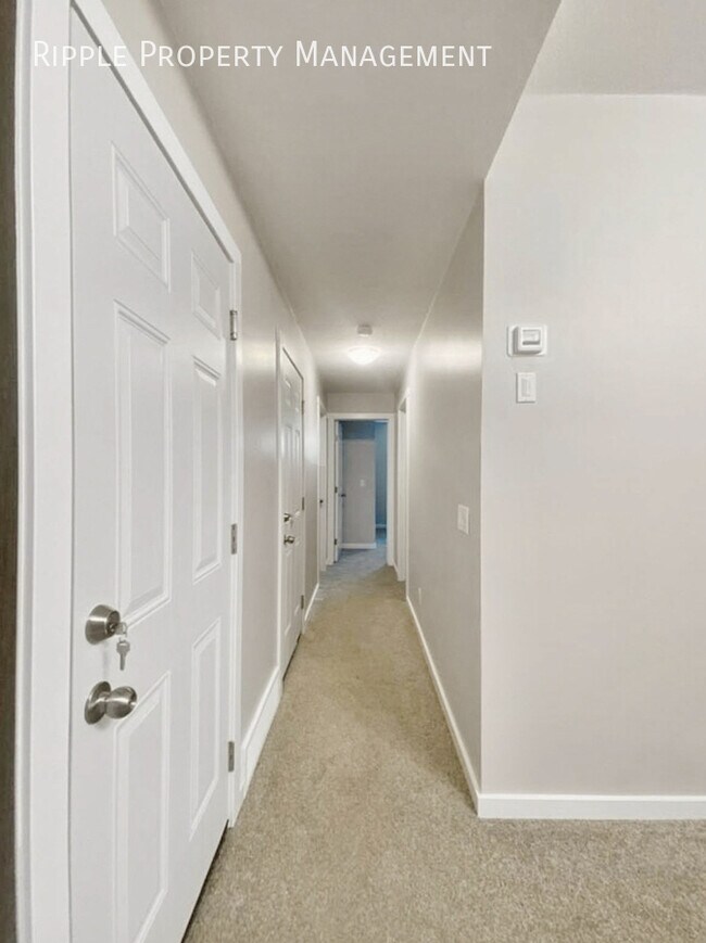 Photo du bâtiment - SPACIOUS 3-BED, 1-BATH LOWER SUITE | PRIVATE ENTRANCE | MODERN FINISHES