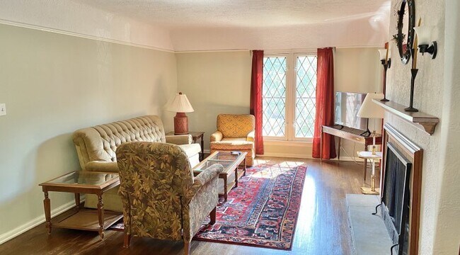 Building Photo - Fully Furnished Second And Third Floor Duplex