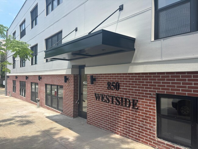 Building Photo - 850 West Side Ave