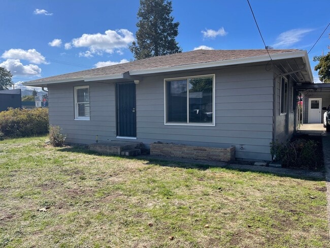 Foto del edificio - 3-bedroom, 1.5-bath Newly Remodeled Home in Roseburg