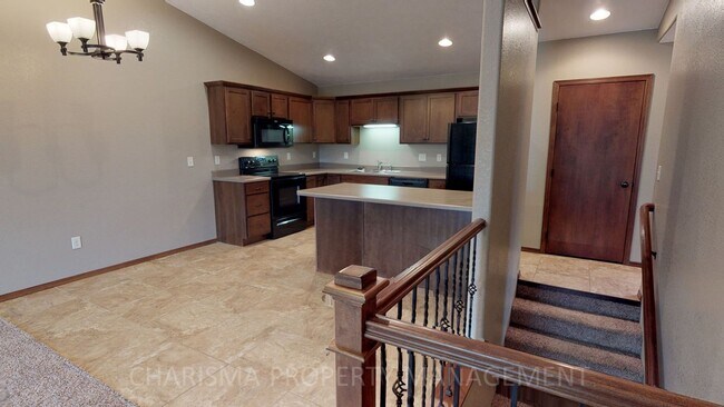 Foto del edificio - SPACIOUS AND AMENITY FILLED 3 BD, 2.5 BA T...
