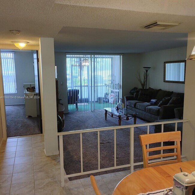 Building Photo - 3710 Inverrary Dr