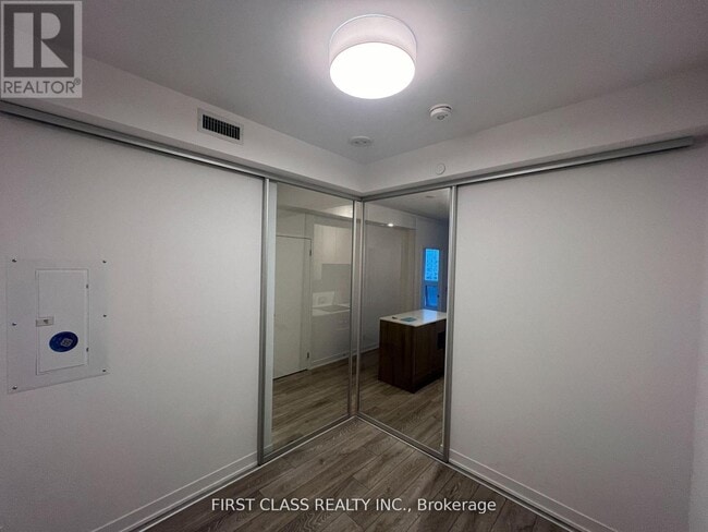 Photo du bâtiment - 15 Holmes Ave