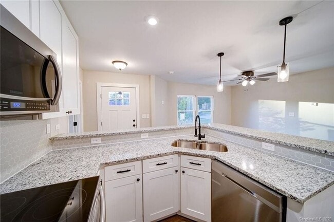 Building Photo - Remodeled 3 bedroom, 2 bath home