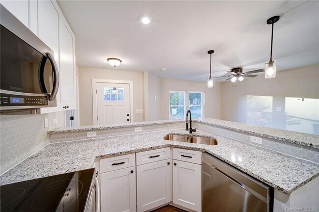 Foto del edificio - Remodeled 3 bedroom, 2 bath home