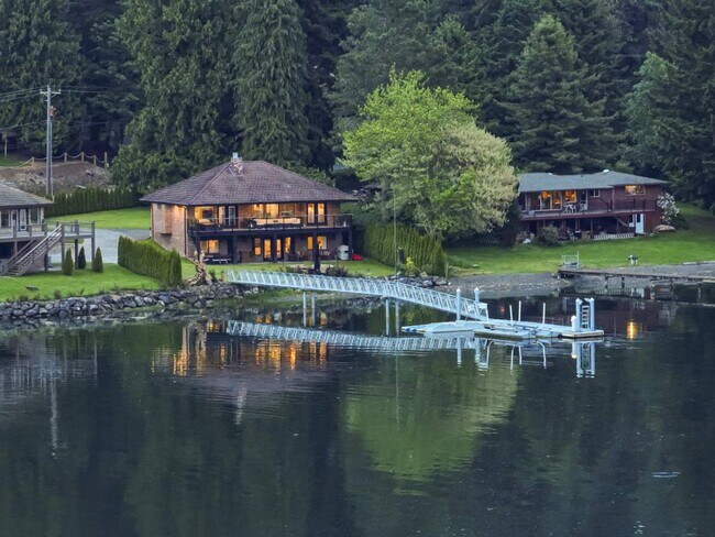 Building Photo - Waterfront  Fully Furnished 3-bedroom 2.5-...