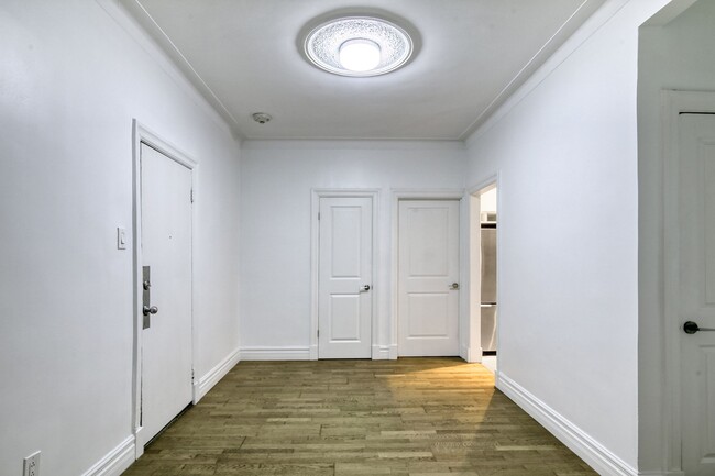 Building Photo - 3710 Chem. Queen Mary