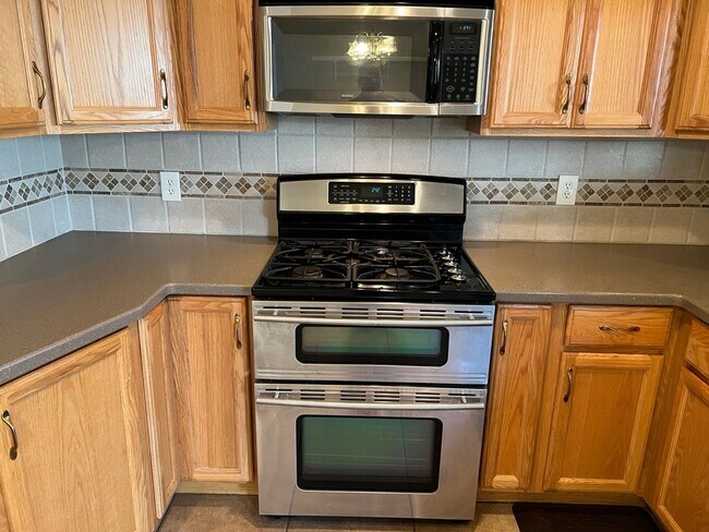 Building Photo - Single story 3 bedroom with RV parking!
