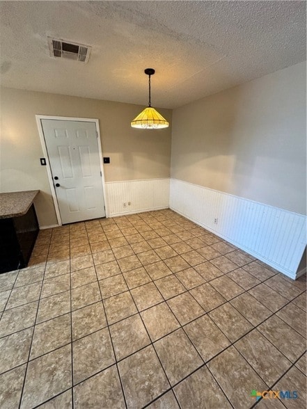 Building Photo - 4602 Dahlia Ln