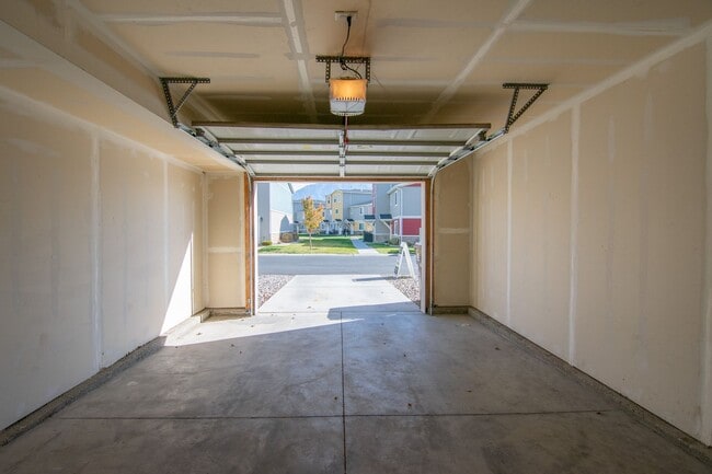 Building Photo - Beautiful 3-Story Townhomes in Tucker's Ro...