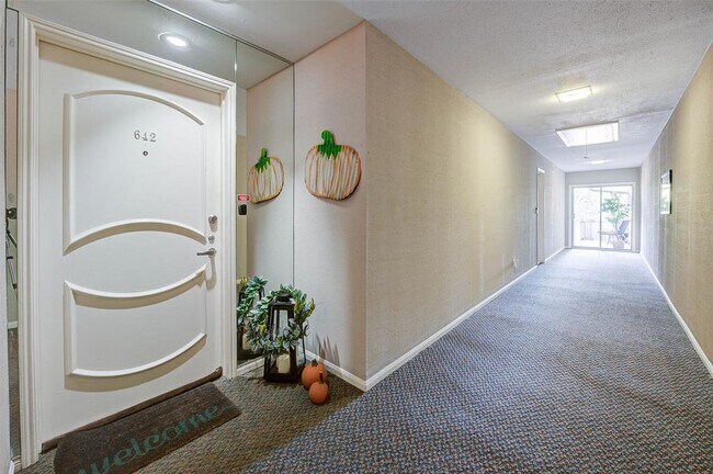 Building Photo - 642 S Ripple Creek Dr