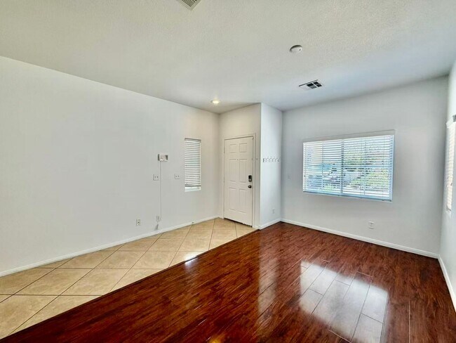 Foto del edificio - 884 Blue Rosalie Pl