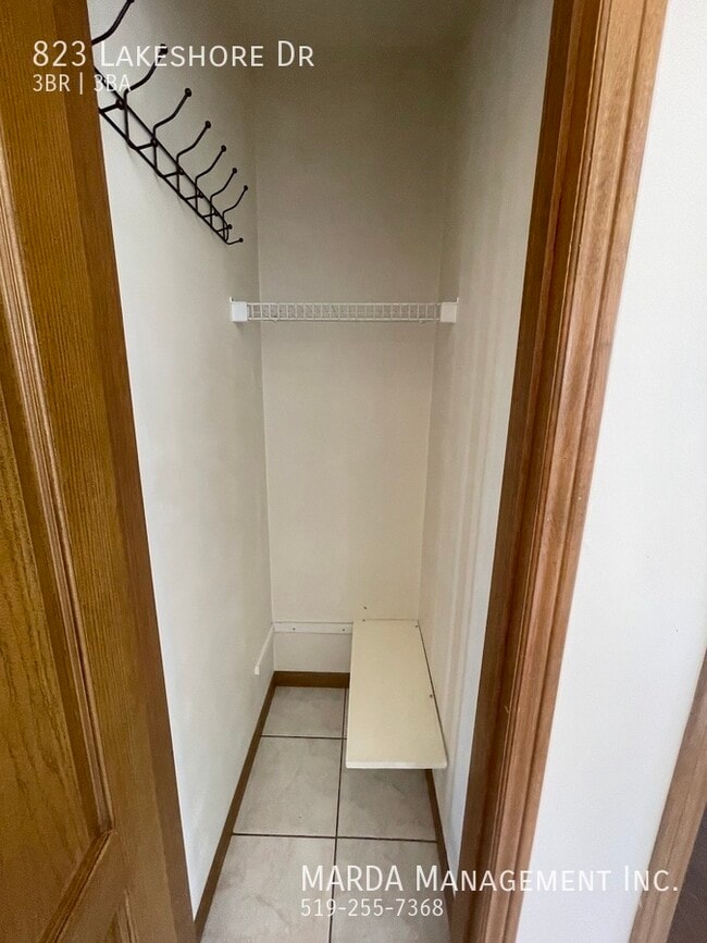 Building Photo - EXECUTIVE LAKEFRONT PROPERTY - 3 BED/3 BATH - PLUS HYDRO, WATER & GAS!