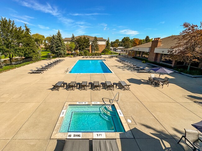 Piscina climatizada y sauna en Prentiss Pointe Apartments en Harrison Township, MI - Prentiss Pointe Apartments
