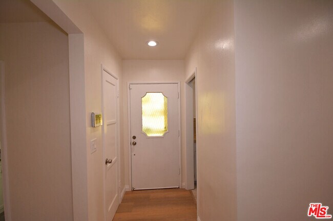 Foto del edificio - 7061 Louise Ave