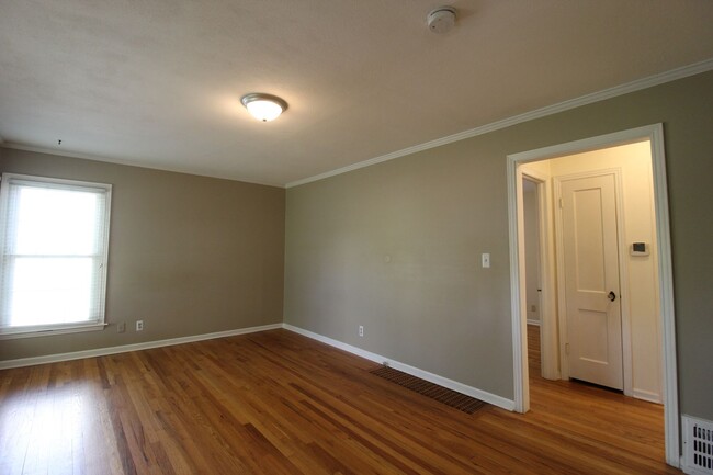 Building Photo - 2 Bedroom 1 Bath Home in Roeland Park
