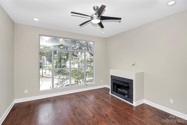 Foto del edificio - 2040 Atherton Heights Ln