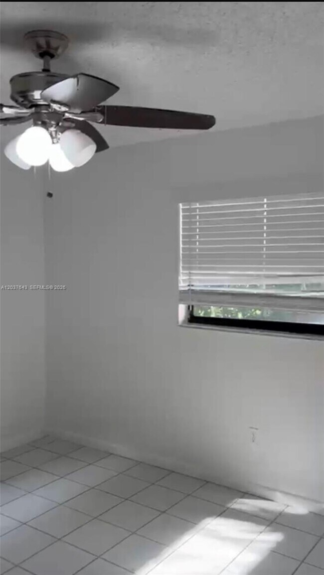 Foto del edificio - 792 Lantern Tree Ln