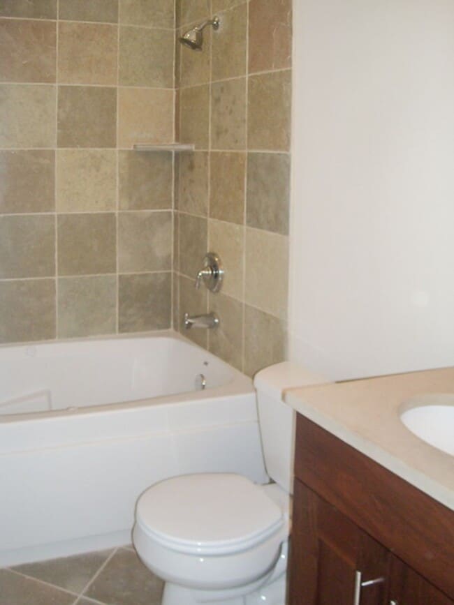 Foto del edificio - 2334 N Greenview Ave