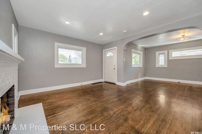 Building Photo - 2 br, 1 bath House - 250 E Ramona Ave