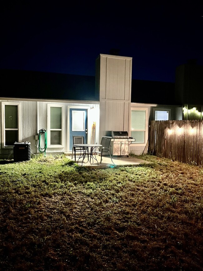 Patio interior - 8805 Piney Point Dr