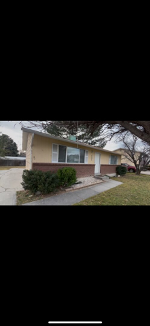 Foto del edificio - BEAUTIFULLY UPDATED HOME IS A MUST SEE!!