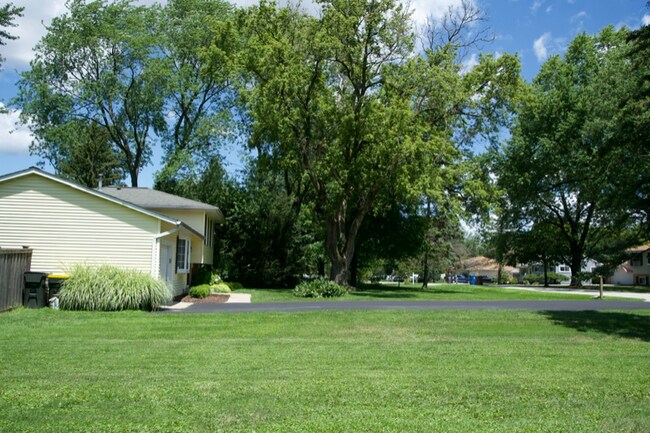 Building Photo - 2N060 Bernice Ave