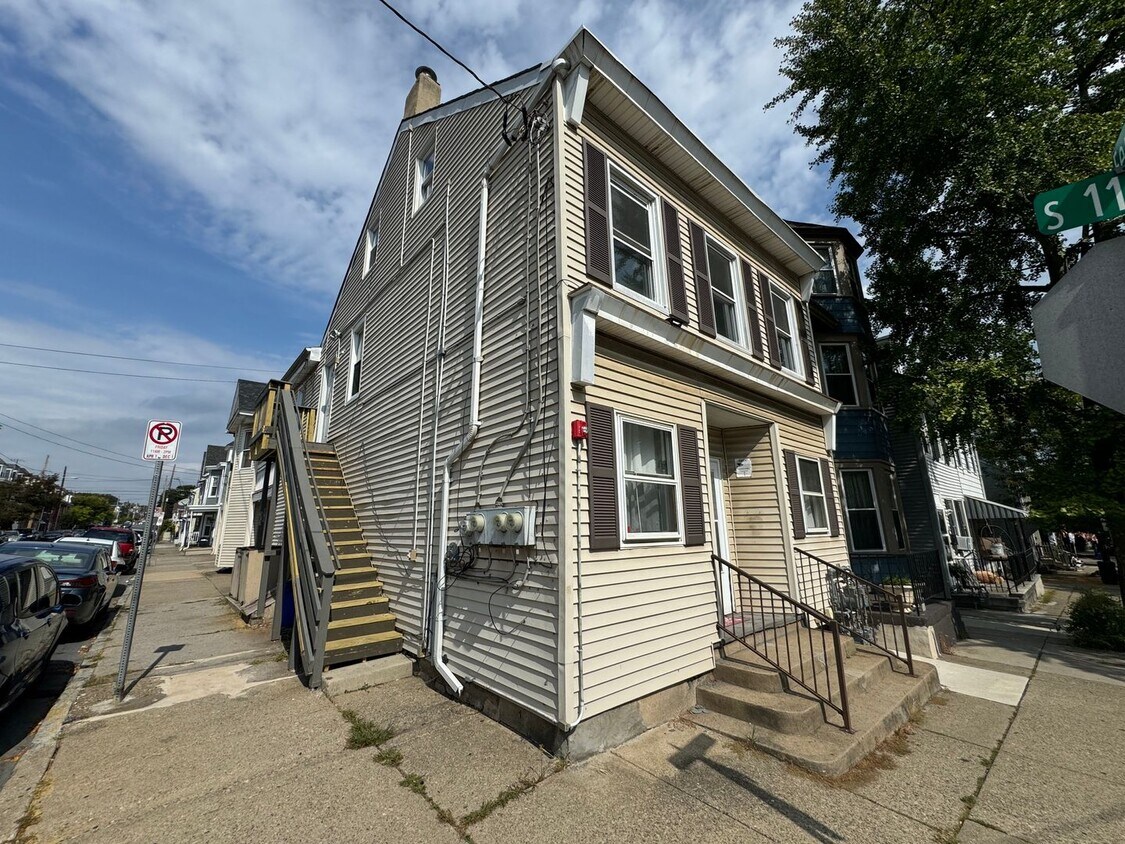 Primary Photo - 1051 Ferry St