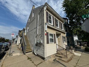 Building Photo - 1051 Ferry St