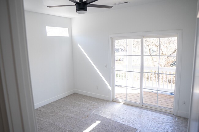 Building Photo - Hollywood Luxury Living