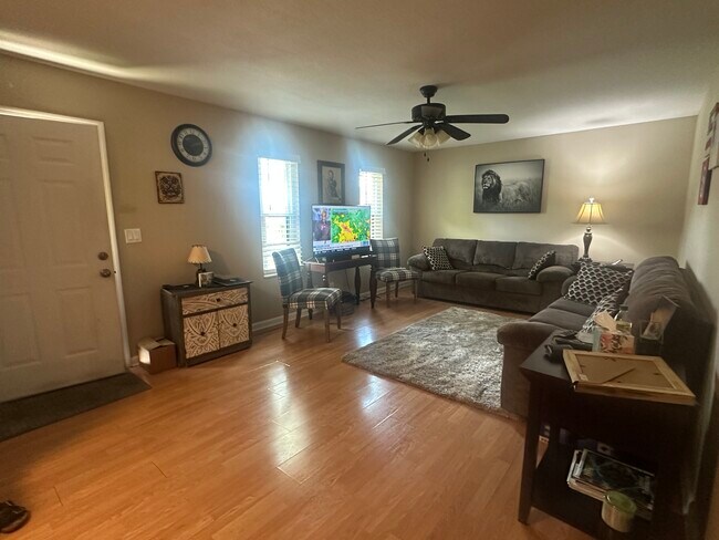 Living Rm - 126 Kesterson St