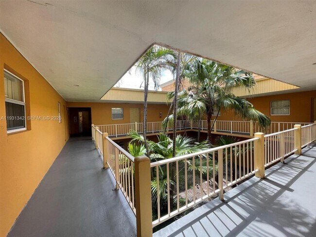 Foto del edificio - 18111 NW 68th Ave