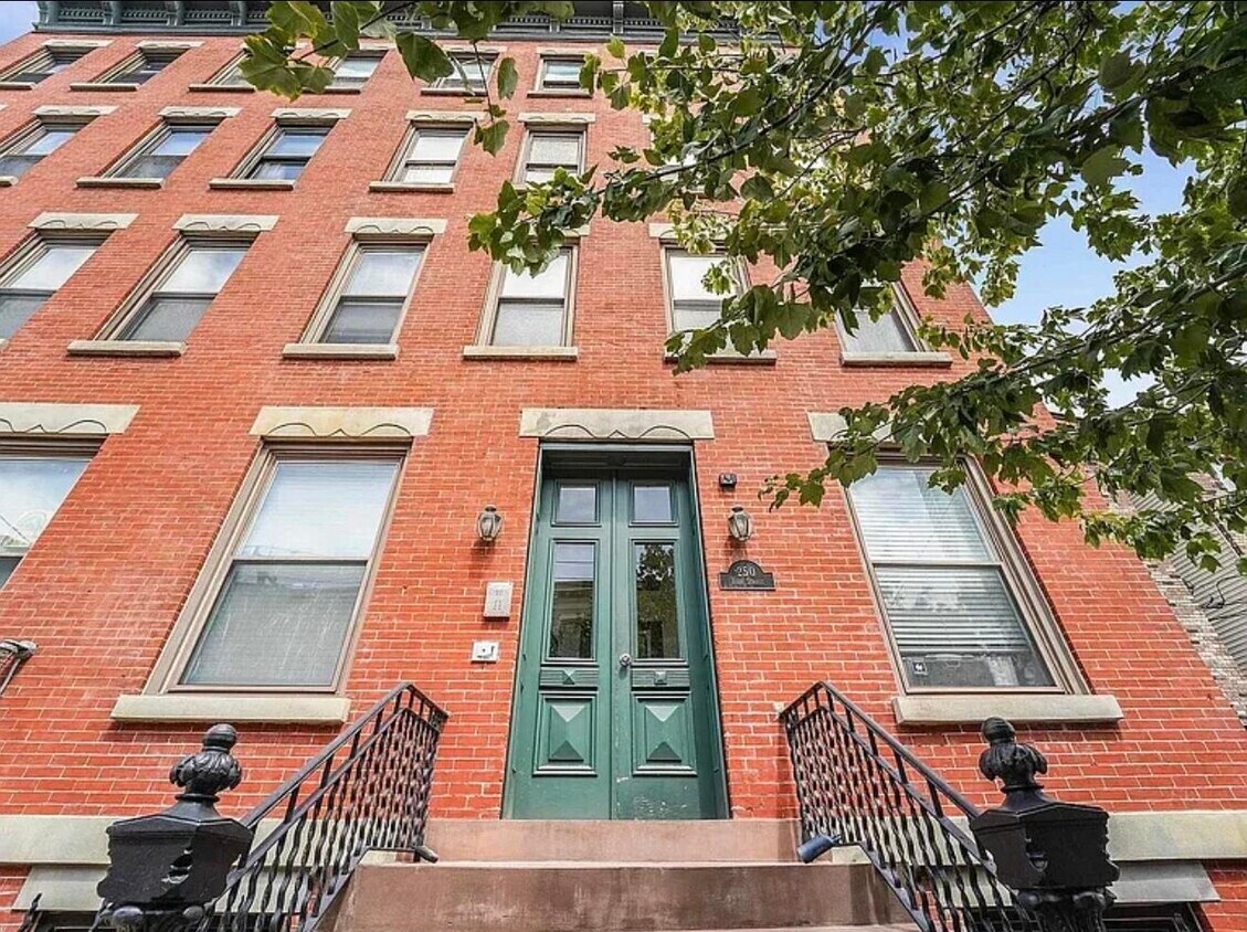 Primary Photo - 250 York St