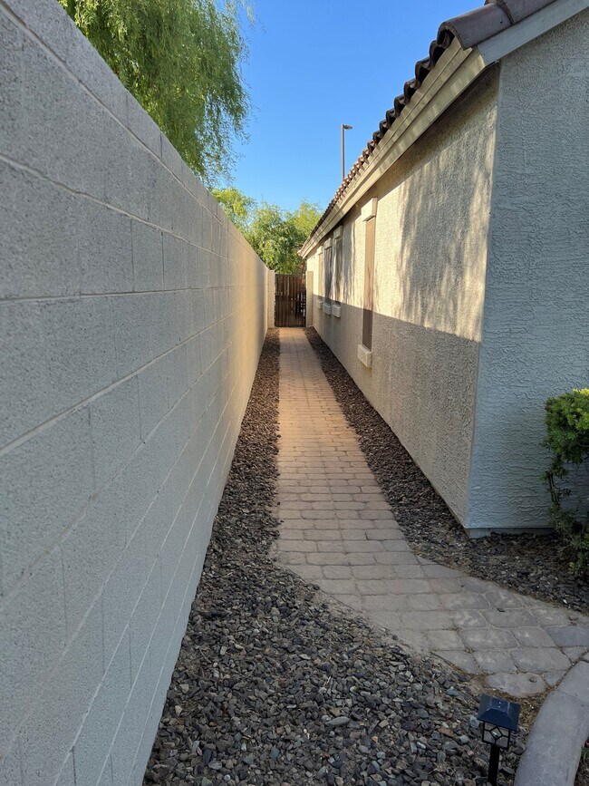 Building Photo - 3801 E Ironhorse Ct