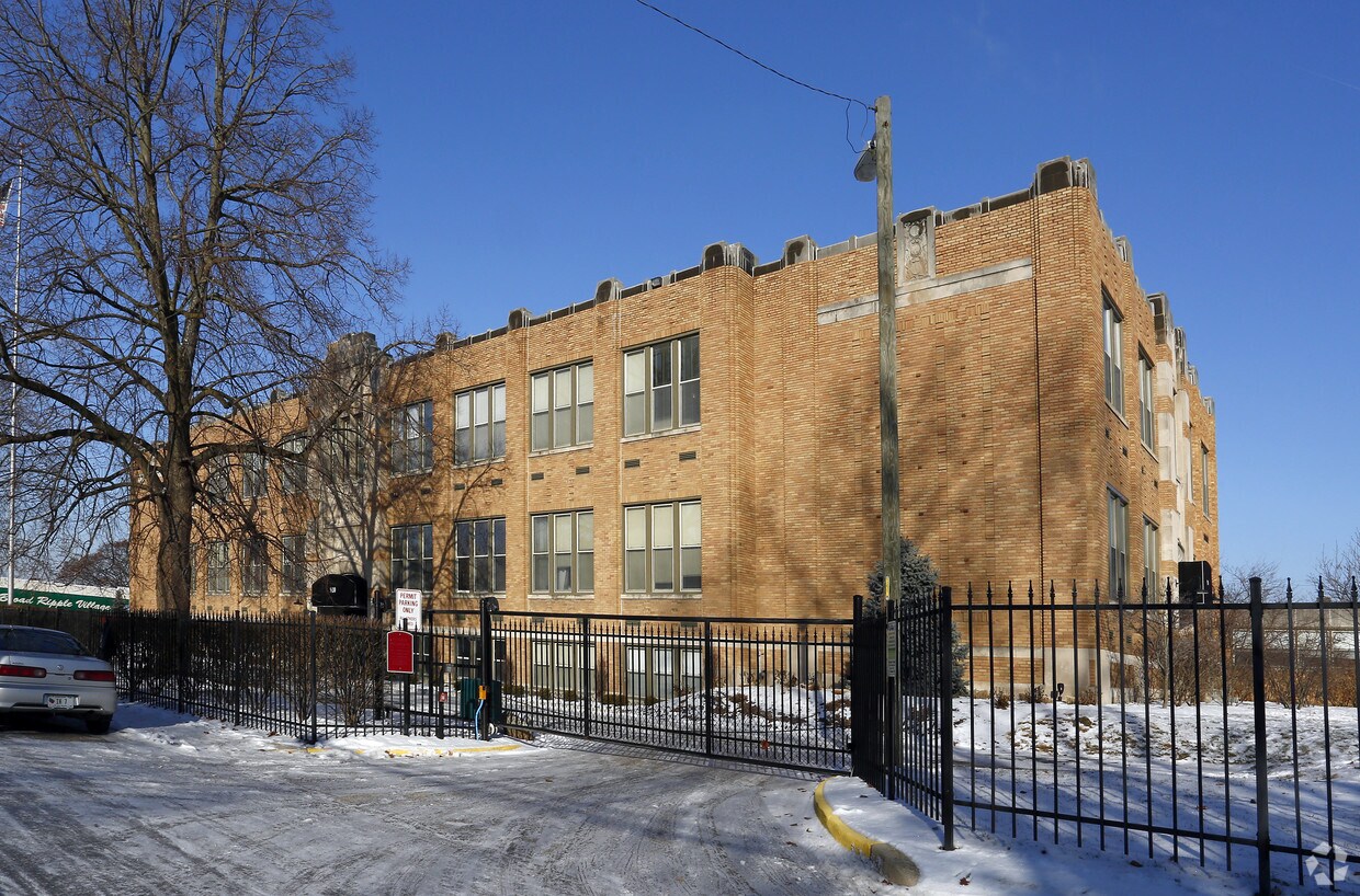 Building Photo - 920 E 62nd St