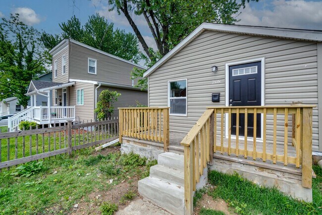 Building Photo - 208 Riverview Ave