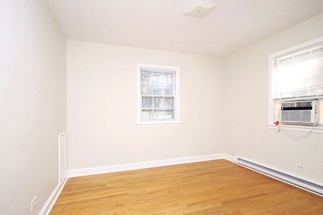 Foto del edificio - Student-Friendly Ivy Rd Apartment Near Foods of All Nations